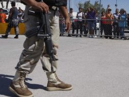 Hay presencia militar en las instalaciones para controlar la situación. ARCHIVO  /