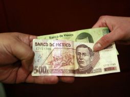 En su valor 24 horas, el peso cayó 15.21 centavos.  /