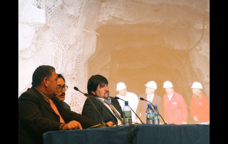 Los mineros hablaron sobre la experiencia de permanecer 69 días sepultados a 700 metros de profundidad. EFE  /