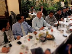 En la mesa Fernando Guzmán (camisa azul), a su derecha el secretario de Finanzas y a su izquierda, al secretario de Desarrollo Humano.  /