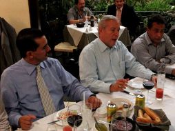 En la reunión con Fernando Guzmán, después que llegó de la Costa jalisciense.  /