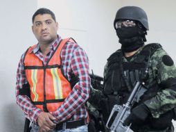 Un militar resguarda a Carlos Oliva Castillo durante su presentación. EL UNIVERSAL  /