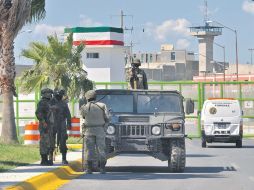 Elementos del Ejército resguardan el centro penitenciario. EL UNIVERSAL  /