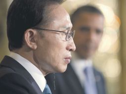 Lee Myung-bak Lee, presidente de Corea del Sur, se dirige a los reporteros, tras sostener una reunión con Barack Obama. AP  /
