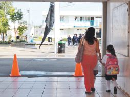 Las autoridades estatales recomendaron suspender actividades a los planteles que están más cerca de sedes deportivas. A. HINOJOSA  /