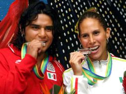 Éric Gálvez y Samantha Terán obteniendo preseas en Río 2007. MEXSPORT  /