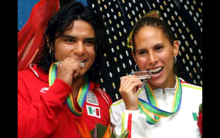 Éric Gálvez y Samantha Terán obteniendo preseas en Río 2007. MEXSPORT  /