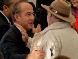 El Presidente Felipe Calderón saluda al poeta Javier Sicilia. NOTIMEX  /