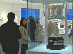La réplica de la Copa del Rey se expone en el museo del Real Madrid. EFE  /