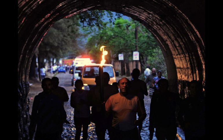 José Alberto Ventura  corre con la antorcha  de los JP, en Amatitán. AFP  /