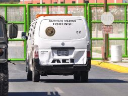 Un vehículo del Servicio Médico Forense ingresa a la prisión de Cadereyta. EFE  /
