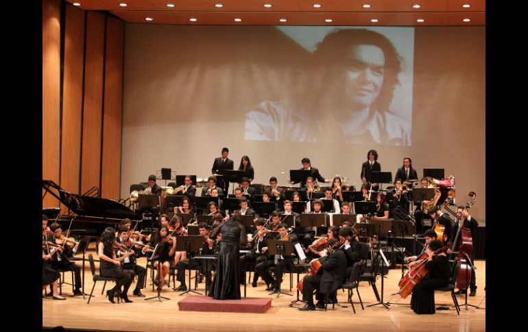 La Orquesta Sinfónica Juvenil de Guadalajara durante el homenaje.  /