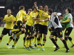 Jugadores del dortmund festejan el gol de su compañero Patrick Owomoyela. REUTERS  /