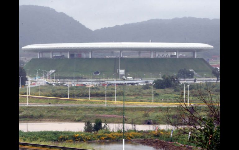 La tribuna del Estadio Omnilife comienza a poblarse. ARCHIVO  /