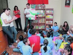 En la convivencia con niños de la Fundación Sueños y Esperanzas, estuvo presente el jugador de Chivas, Giovani Casillas. TOYOTA  /