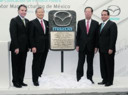 Burno Ferrari, secretario de economía y el CEO de Mazda Takashi Yamanouchi, entro otros directivos de la marca. MAZDA MÉXICO  /