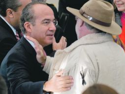 El Presidente Felipe Calderón saluda al poeta Javier Sicilia previo al encuentro celebrado en el Castillo de Chapultepec. NTX  /