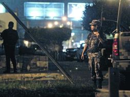 Un militar vigila tras la refriega contra presuntos miembros del crimen organizado, en Mazatlán. EFE  /