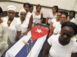 Varias Damas de Blanco hacen guardia de honor junto a los restos de Laura Pollán. EFE  /