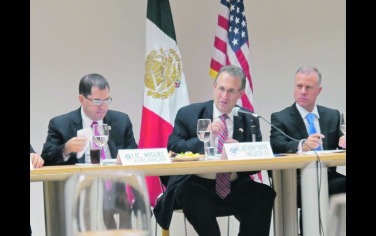 El embajador de los Estados Unidos en México,  Anthony Wayne (centro) y líderes empresariales durante una reunión. ESPECIAL  /