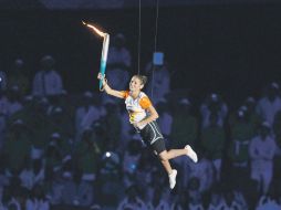 La clavadista Paola Espinoza encendió la llama Panamericana al llegar ''flotando'' hasta el pebetero. AFP  /