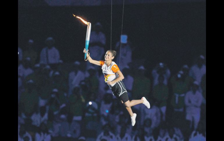 La clavadista Paola Espinoza encendió la llama Panamericana al llegar ''flotando'' hasta el pebetero. AFP  /