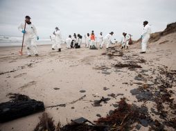 Reservistas limpian la playa de Papamoa afectada por el derrame de petróleo del barco accidentado Rena. EFE  /
