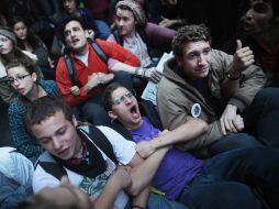 Algunos formaron cadenas humanas sin importar la presencia de las autoridades. AFP  /