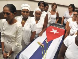 Varias Damas de Blanco hacen una guardia de honor junto al cadáver de Laura Pollán. EFE  /
