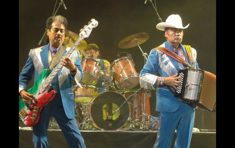 El público colombiano canta 'la jaula de oro', tema a dueto con Juanes. ARCHIVO  /