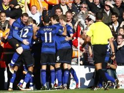 Jugadores del Manchester rodean a Javier Hernández en la celebración del gol del empato.  /