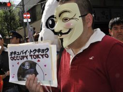 Un ''indigando'' japonés marcha con una máscara puesta. AFP  /