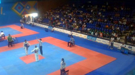 El zamorano, apoyado por sus seres cercanos, se llevó el combate.  /