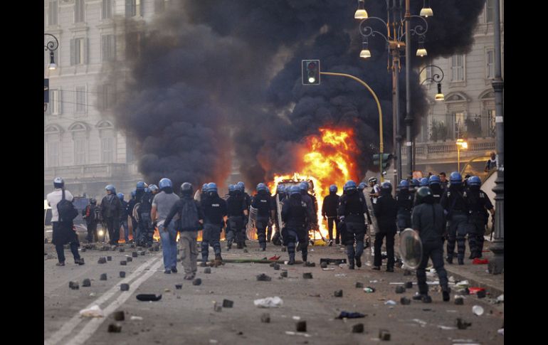 Imagen de los enfrentamientos entre encapuchados violentos y policía que han tenido lugar en Roma. EFE  /
