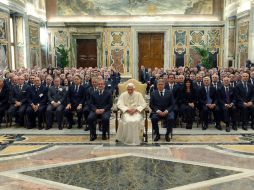 El Papa Benedicto XVI (c) posando durante una audiencia con funcionarios italianos en Ciudad del Vaticano. EFE  /