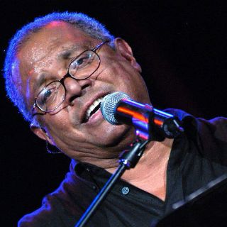 A un dia de escuchar la Trova de Pablo Milanés