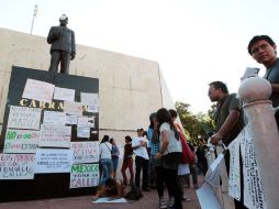 Algunas consignas que tapizan el muro de la estatua de Carranza en el Parque Revolución.  /