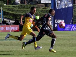 Walter Ayovi (D) de Monterrey y Juan Carlos Valenzuela (I) de América durante el juego. MEXSPORT  /
