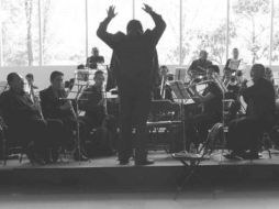Rivero Cerón dio la espalda al auditorio y con un ligero movimiento de brazos inició el espectáculo musical. ESPECIAL.  /