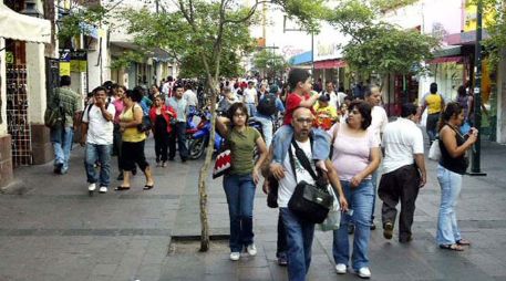 En este año, los jaliscienses han mostrado cautela en el uso de las tarjetas de crédito. ARCHIVO  /