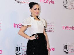 La actriz Ana de la Reguera fue uno de los atractivos en la alfombra roja del festival de cine purépecha. ESPECIAL  /