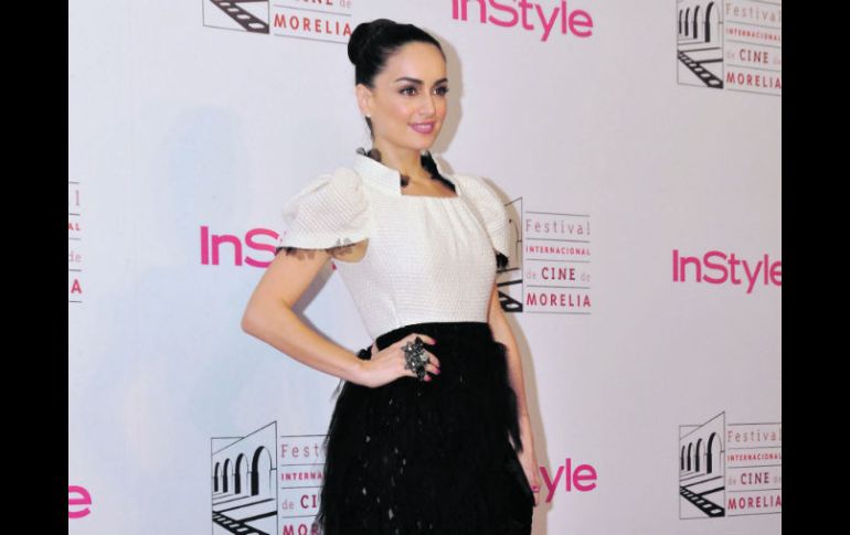 La actriz Ana de la Reguera fue uno de los atractivos en la alfombra roja del festival de cine purépecha. ESPECIAL  /