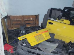 Imagen que muestra partes de un taxi desmantelado. ESPECIAL  /