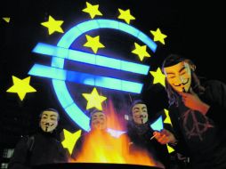 En Fráncfort, Alemania, algunos de los manifestantes protestaron con máscaras de Guy Fawkes. EFE  /