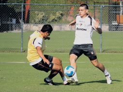 Antonio Briseño (der.), del Atlas, disputa el balón con un compañero durante la práctica en Chapalita.  /
