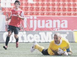 El arquero de Pachuca, Miguel Calero, ve como cae uno de los goles de Tijuana. MEXSPORT  /
