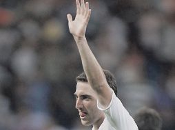 Gonzalo Higuaín agradece el apoyo a la afición del “Bernabéu”, al finalizar el partido. REUTERS  /
