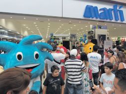 Las Mascotas Panamericanas estuvieron presentes en la apertura de la nueva tienda de Martí.  /