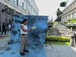 Samuel Rivera invita a los turistas que visiten el Centro Histórico.  /