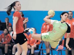 Una jugadora mexicana del equipo de balonmano se dispone a disparar al arco contrario. MEXSPORT  /